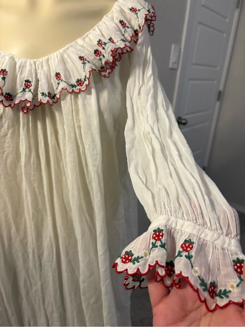 Doen Chateau Strawberry Embroidered Nightgown Size Small Very Rare - Picture 5 of 16